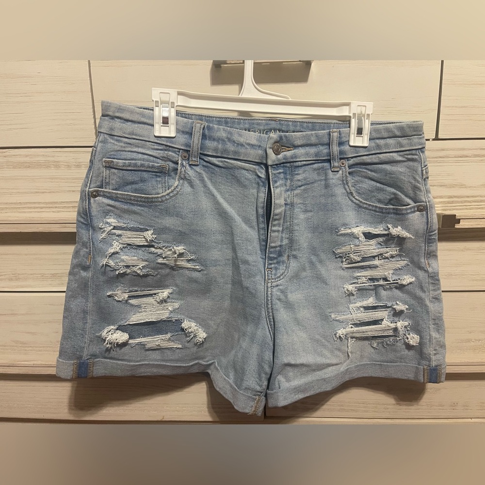 American Eagle curvy mom shorts with embroidered flowers size 16